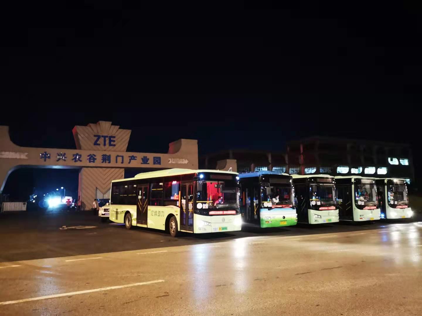 中興農(nóng)谷整齊排列的轉(zhuǎn)運(yùn)車隊.jpg
