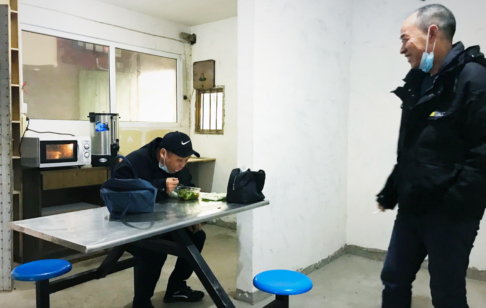 10月份，公司新租建駕駛員休息室之一，駕駛員在休息室內(nèi)愉悅休息與交談.jpg